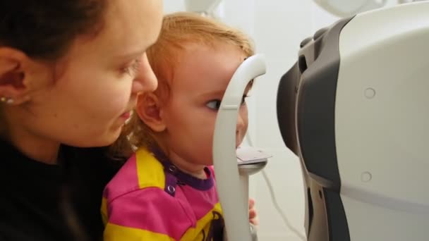 Mãe e menina - optometrista Checks Childs Eye - Oftalmologia infantil — Vídeo de Stock