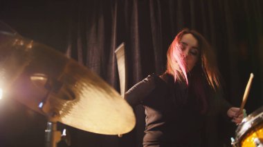 Siyah akan saç - güzellik kız davul rock garajda çalış