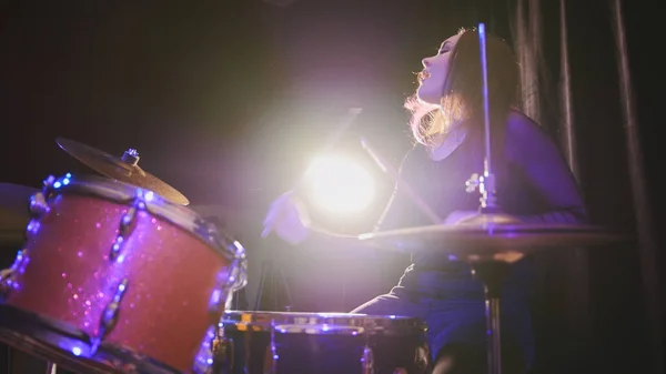 10 代のロック音楽 - 流れる髪パーカッション ドラマー ドラム共演の女の子 — ストック写真