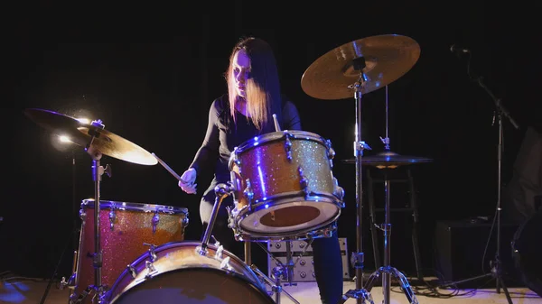 Emocional menina baterista, atraente jovemmodelo de cabelo preto toca bateria — Fotografia de Stock