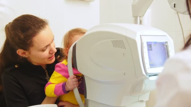 Oftalmologia infantil - optometrista na clínica verificando pequena visão meninas — Vídeo de Stock