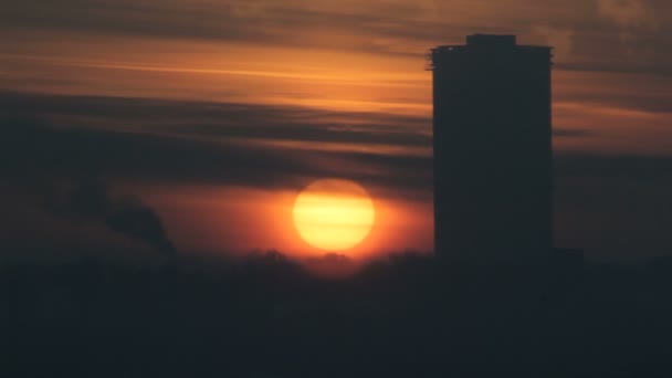 Silhouette von Sonnenuntergang oder Sonnenaufgang in der Winterstadt, Zeitraffer — Stockvideo