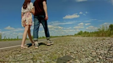 Yaz kırsal karayolu üzerinde yürüme - kavram seyahat erkek ve kadın bacakları arkadan görünüş