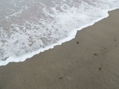 Sahilde deniz - Roma, lido di Ostia dalgaları ile oynarken soğuk buz gibi kızıl saçlı erkek