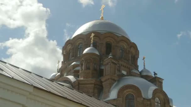 Kasan, russland - 17 juli 2013 - insel swijagsk - russisch-orthodoxe kirche - kathedrale der göttlichen mutter - zeitraffer — Stockvideo