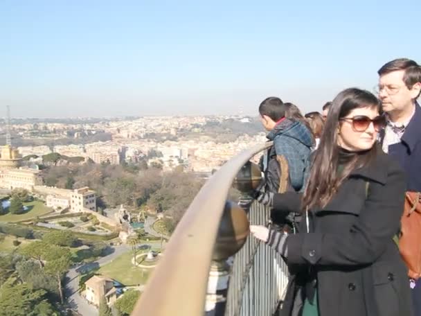 罗马，意大利-17 二月 2012，梵蒂冈-游客圣圣彼得大教堂圆顶屋顶上 — 图库视频影像