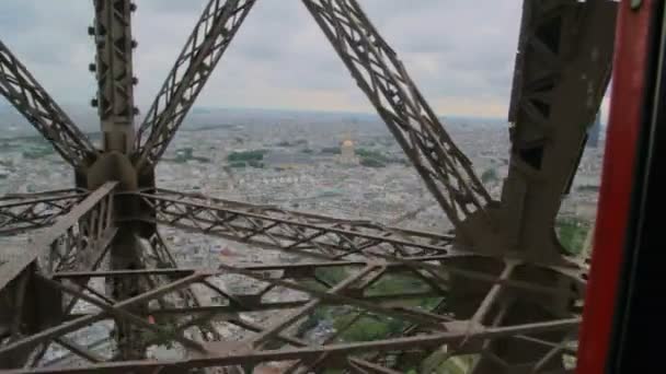 프랑스 파리에서에서 엘리베이터 상승으로 Pov 에펠 탑-엘리베이터 안에 상승 철 대들보 카메라 통과 — 비디오