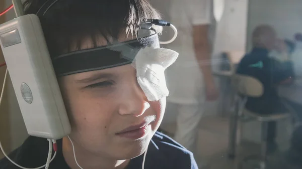 Junge mit Elektroden am Kopf sucht Überwachung - Gesundheitswesen Kinder Diagnostik - Augenheilkunde Forschung — Stockfoto