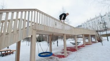 Akrobatik parkour - ücretsiz bir atlet Kış kar parkta, ağır çekim atlar.