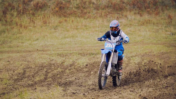 Motocross piloto em bicicleta de sujeira na pista desportiva - rápido e perigo — Fotografia de Stock