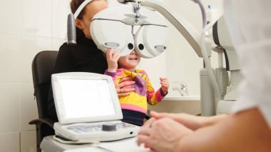 Yüksek teknoloji Oftalmoloji - optometrist kontrol küçük kızlar vizyon - çocuk tıp Kliniği