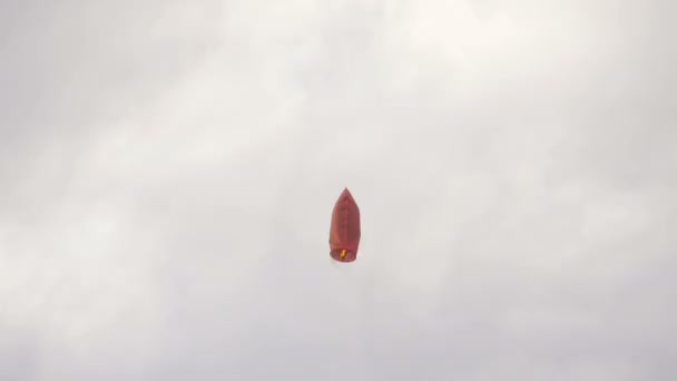 Lanterne chinoise rouge dans un ciel nuageux — Video