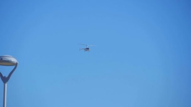 Business white Helicopter in blue sky, slow-motion — Stock Video