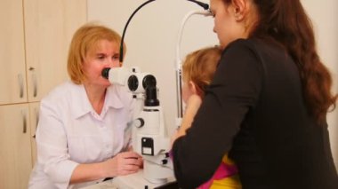 Kadın optometrist görme, küçük kıza - childs Oftalmoloji denetler
