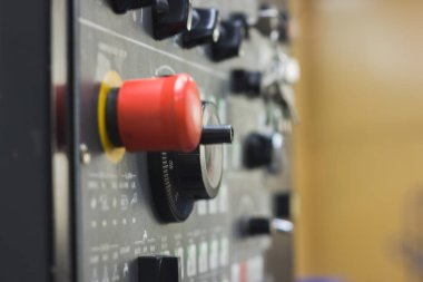 Enerji güvenliği - sistem yönetim paneli. Kırmızı güç düğmesi - endüstriyel uzaktan kumanda