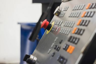 Kırmızı düğme kontrol paneli makine metal, endüstriyel arka plan işleme