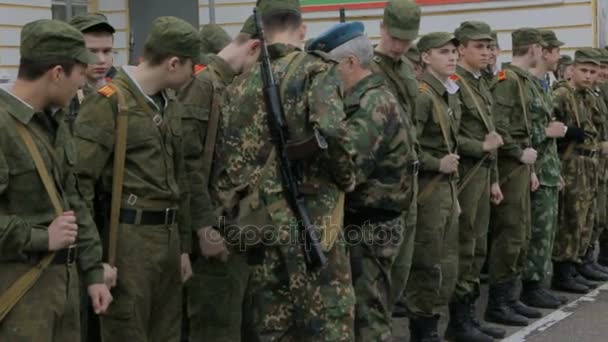 Kazan - Rússia, 22 de abril de 2014: Cadetes da escola militar Kazan Suvorov - lutar contra um padre ortodoxo examina estudantes — Vídeo de Stock