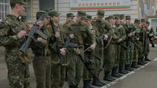 Kazan - Rússia, 22 de abril de 2014: Cadetes da escola militar Kazan Suvorov - soldados verificando armas — Vídeo de Stock