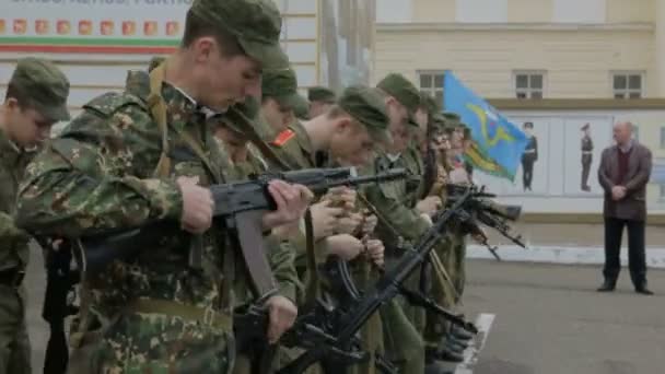 Kazán - Rusia, 22 de abril de 2014: Cadetes de la escuela militar Kazan Suvorov - estudiantes revisando armas — Vídeos de Stock
