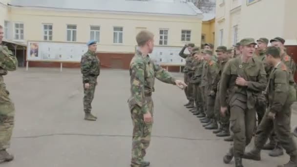 Kazan - Rússia, 22 de abril de 2014: Cadetes da escola militar Kazan Suvorov - os cadetes cansados relatam depois da missão — Vídeo de Stock