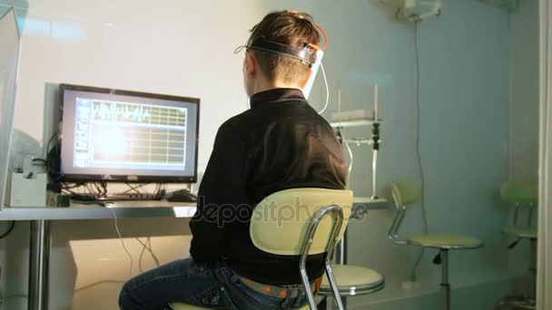 Дитина перевіряє зір стерео відео окулярами віртуальної реальності - офтальмологічна клініка — стокове відео