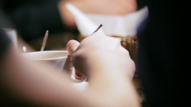 Человек пьет кофе в кафе - крупным планом — стоковое видео