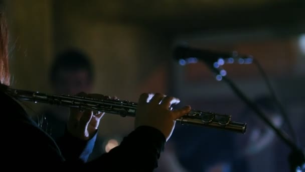 Rockscenen - ung kvinna spela flöjt på konsert i bar — Stockvideo