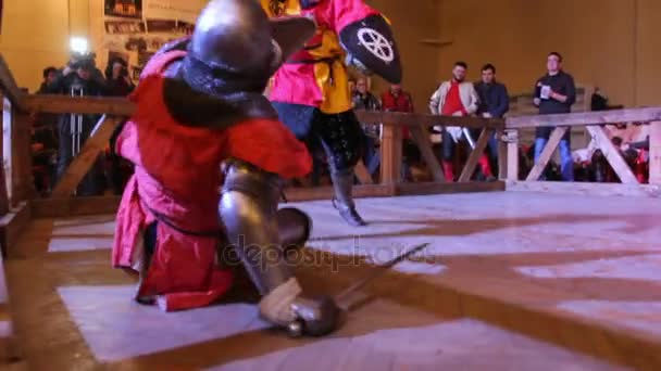 Kazan, Ryssland - 18 februari 2017: riddare kämpar med svärd, Championship i historiska medeltida strid Hmb - "Donjon Cup" — Stockvideo