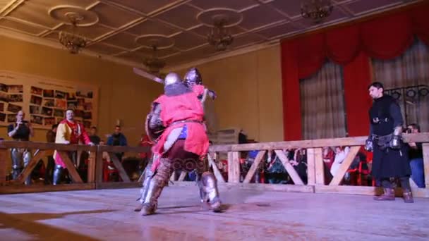 Kazan, RUSIA - 18 de febrero de 2017: Lucha de caballeros, Campeonato en la histórica batalla medieval HMB - "Donjon Cup " — Vídeo de stock