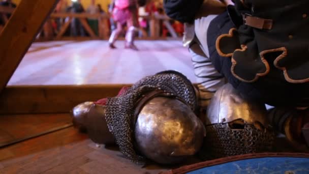 Броня и шлем на Битве рыцарей - броня железной цепи возле арены — стоковое видео