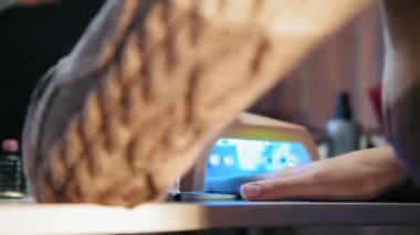 Çalışma manikürcü - sulamaları profesyonel manikür çivi kurutma