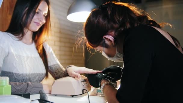 Manicura de uñas para mujer joven atractiva en el salón de belleza — Vídeos de Stock