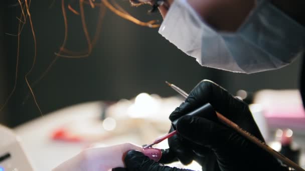 Крупный план полировки ногтей - женщина получает профессиональный маникюр в салоне красоты — стоковое видео
