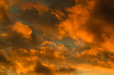 Derin turuncu günbatımı gökyüzü, kış