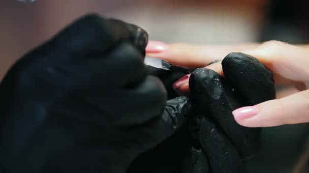 Крупним планом вид манікюру в салоні краси пальці і нігті — стокове відео