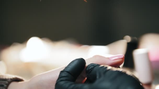 Manicure em salão de beleza - dedos e pregos — Vídeo de Stock