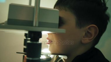 Çocuk genç görünümünü kaymak gözleri vizyon yüksek teknoloji aygıtla denetler.