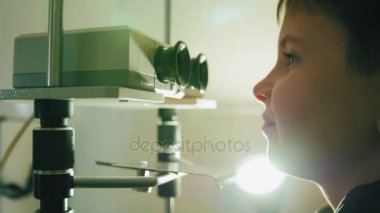 Genç göz hastalıkları Hastanesi cihazda yüksek teknoloji ile gözleri vizyon denetler