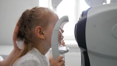 Çocuk göz hastalıkları - optometrist Childs Eye denetler