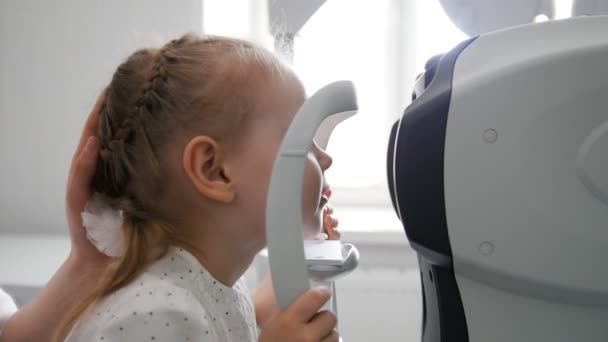 Kinderaugenheilkunde - Augenoptiker überprüft Kinderauge — Stockvideo