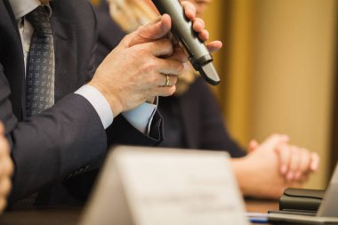 Businessmans konferans veya toplantı, mali kavramı, mikrofon tutar