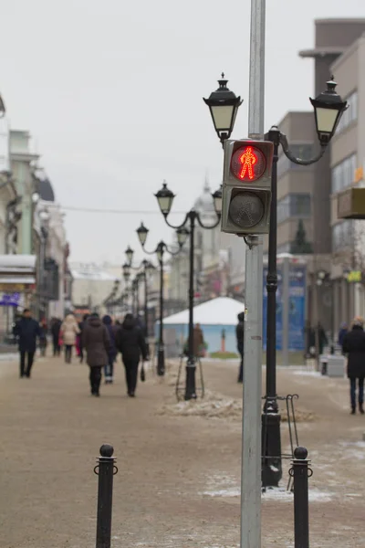 Rote Ampel auf winterlicher russischer Straße — Stockfoto