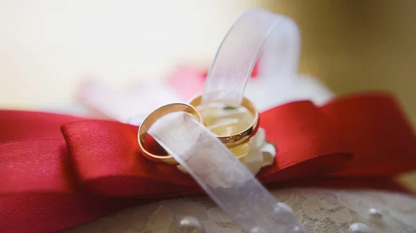 Arco gravata noivo e anéis de casamento - acessórios — Fotografia de Stock