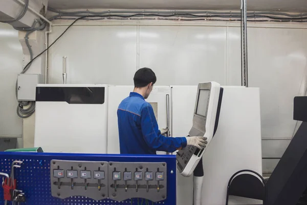Macchinario robotico - Operaio industriale che opera nei pressi dell'industria della lavorazione dei metalli — Foto Stock