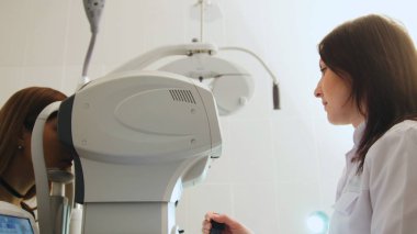 Göz doktoru göz kliniğinde Tanı ile görme hasta - tıp, yüksek sağlık teknolojisi için yapıyor yakın çekim