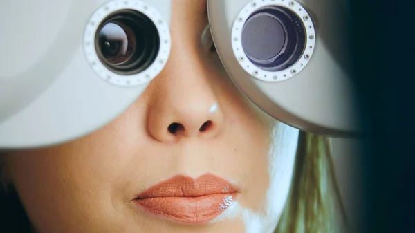 Conceito de oftalmologia - jovem mulher verifica os olhos no equipamento moderno no centro médico — Fotografia de Stock