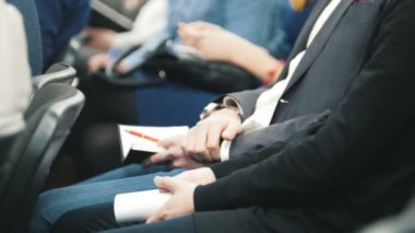 Erkekler ve kadınlar bir konferans ya da sunum, atölye, ana sınıfı - kalem ve defter elinde, yakın kadar