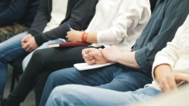 İnsanlar bir konferans ya da sunum, atölye, sınıf - kalem ve defter elinde usta, yakın çekim