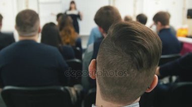 öğretim görevlisi dinleyicilerin dolu ev için sahnede sunu söyler