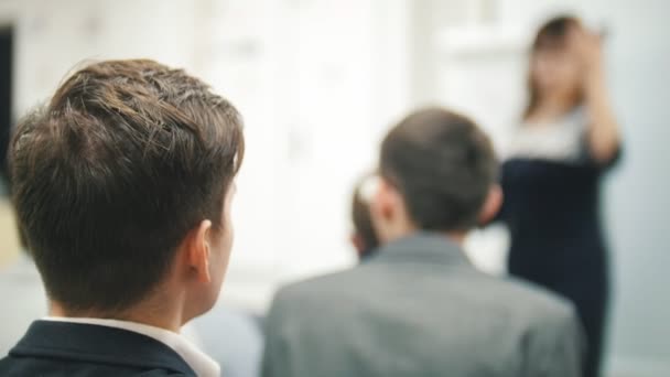 Vorlesung - Lehre auf der Konferenz, entfokussierter Schuss — Stockvideo